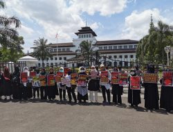 Dalam Aksinya, Prambos Minta KPK Usut Tuntas Dua Anak Jokowi