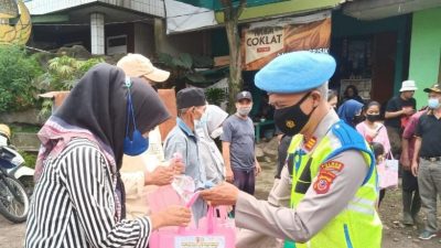 Polres Sumedang Berikan Bantuan Kepada Korban Terdampak Longsor Ciherang