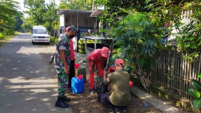 Babinsa Simo Dampingi Kegiatan Fogging