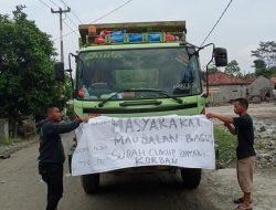 Kesal Jalan Rusak Tak Kunjung Diperbaiki, Warga Purwakarta Gelar Aksi Blokade Jalan