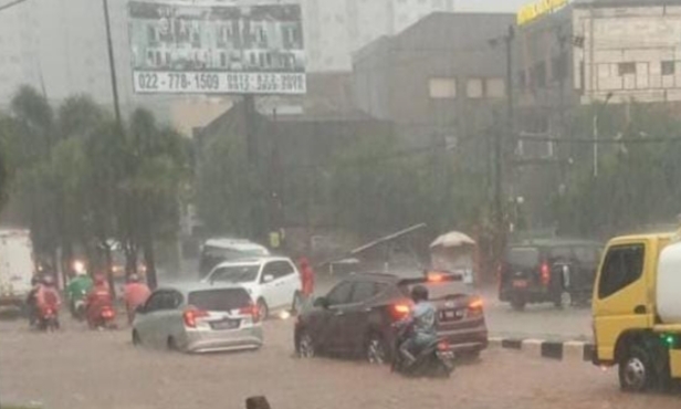 Hujan Deras Jalan Bandung - Cirebon