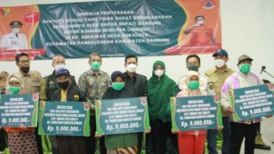 Pemerintah Kabupaten Bandung Serahkan Bantuan untuk Korban Bencana Longsor