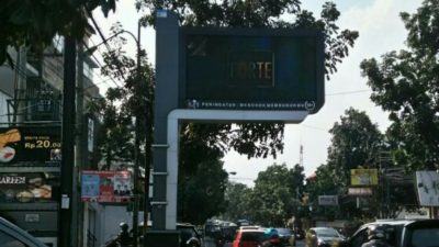 Carut Marut Wajah Reklame Kota Bandung