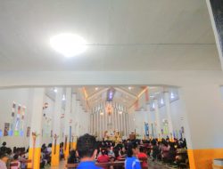 Umat Lahurus Merayakan Misa Paskah di Pusat Paroki Santo Petrus Lahurus