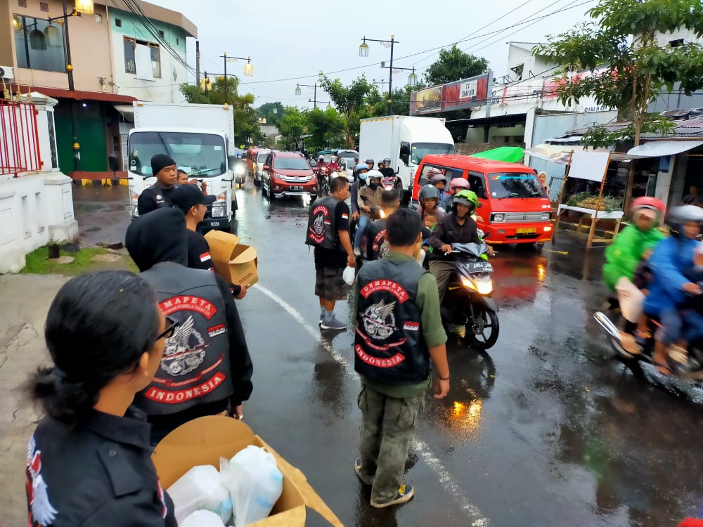 Gema Peta Indonesia Bagi-bagi Takjil Kepada Pengguna Jalan