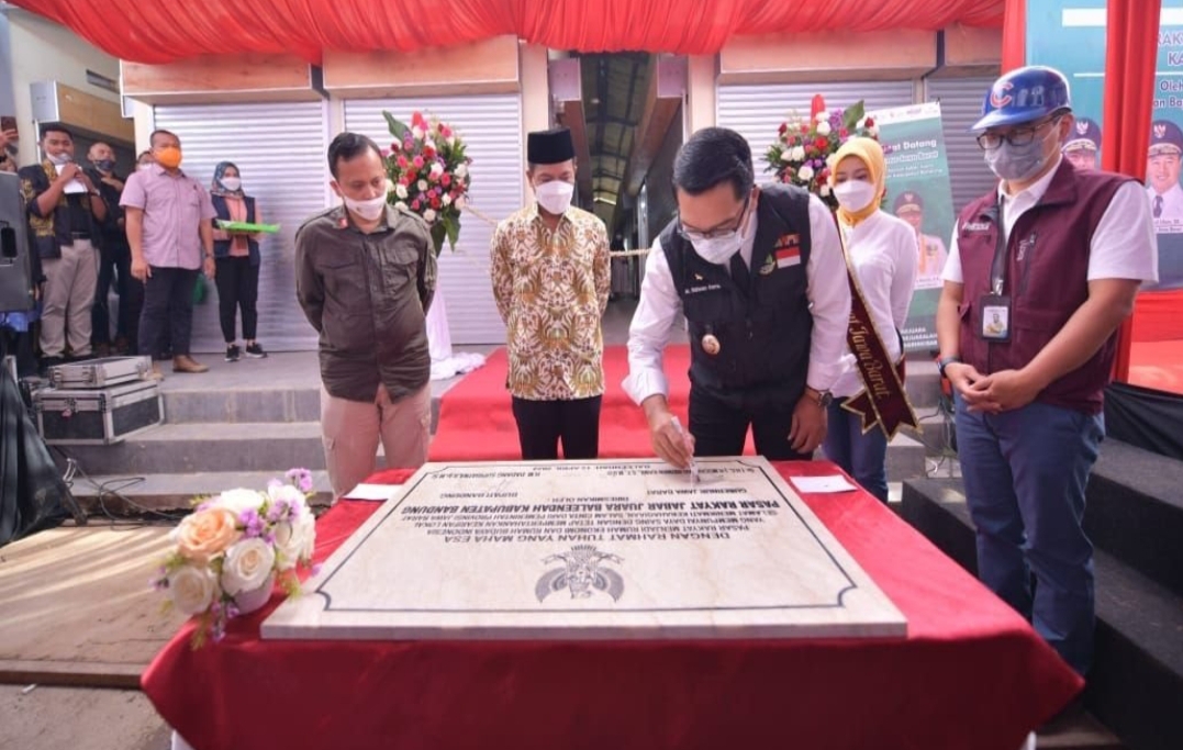 Gubernur Jabar Ridwan Kamil Didampingi Bupati Bandung Resmikan Pasar ...