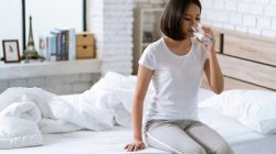 Apakah Benar Minum Air Sebelum Tidur Dapat Membantu Tidur Lebih Cepat? Ini Penjelasannya