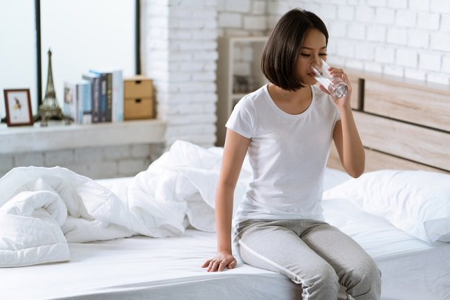 Apakah Benar Minum Air Sebelum Tidur Dapat Membantu Tidur Lebih Cepat? Ini Penjelasannya