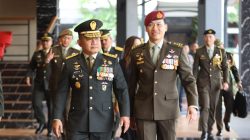 Jenderal TNI Dr. Dudung Abdurachman Anugerahkan Bintang Kartika Eka Paksi Utama Kepada Kasad Singapura
