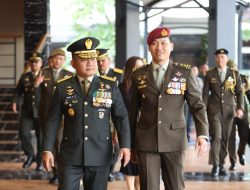 Jenderal TNI Dr. Dudung Abdurachman Anugerahkan Bintang Kartika Eka Paksi Utama Kepada Kasad Singapura
