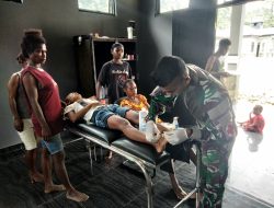 Gerak Cepat Personel Satgas Yonif 122/TS Pos Mosso Terhadap Korban Kecelakaan Tunggal