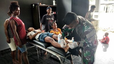 Gerak Cepat Personel Satgas Yonif 122/TS Pos Mosso Terhadap Korban Kecelakaan Tunggal