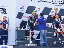 Ketua IMI Bamsoet Serahkan Trophy Juara Dunia Moto2 di Pertamina Mandalika International Circuit