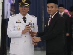 Pj Gubernur Jawa Barat Bey Triadi Machmudin Resmi Lantik Pj Wali Kota Cimahi Dicky Saromi.