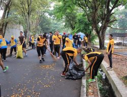 TNI-Polri Bersama Komunitas Freekitiw dan FPB Punguti Sampah di Kompleks Dadaha