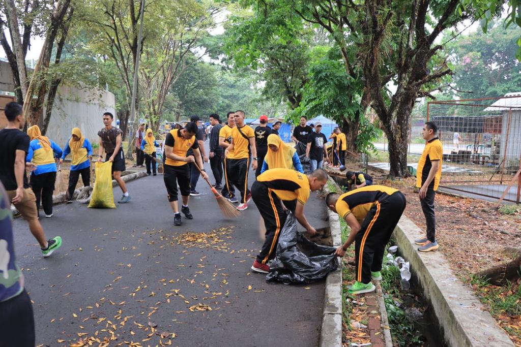 Tni Polri Bersama Komunitas Freekitiw Dan Fpb Punguti Sampah Di