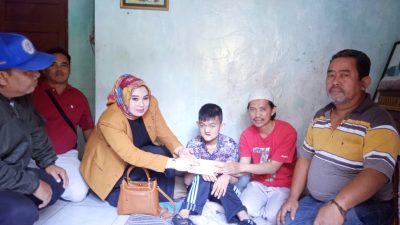 Anggota DPRD Kota Cimahi, Euis Isop Romaya Berikan Bantuan Kepada Korban yang Atap Rumahnya Tersapu Hujan Angin