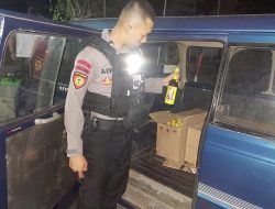 Angkut Puluhan Dus Miras Minibus Diamankan Polisi
