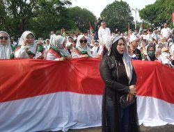 Peduli Palestina, Anggota DPRD Kota Cimahi Euis Isop Romaya Ikut Aksi Longmarch di Alun-alun Cimahi