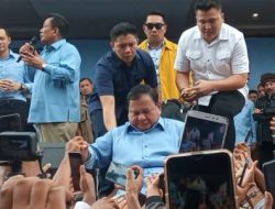 Prabowo (Bapak Gemoy) Lompat dari Panggung. Inilah yang Dilakukan Massa