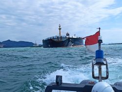 TNI AL Terus Berupaya Evakuasi Kapal MT Liberty yang Kandas di Perairan Pasir Panjang