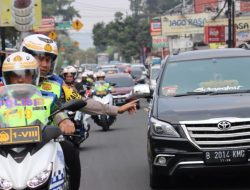 3 Pejabat Tinggi Jabar, Jajal jalan Puncak yang Padat