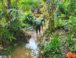 Melalui Karya Bhakti, Koramil Gotong Royong Bersihkan Selokan Air