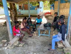 Wujud Tingkat Kepedulian Satgas Yonif 122/TS Berikan Pelayanan Kesehatan di Desa binaan kampung Mosso, Papua