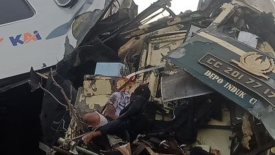 Tabrakan antara kereta api Turangga dan Kereta Api Bandung Raya, mengakibatkan masinis salah satu kereta api tersebut terhimpit badan kereta api