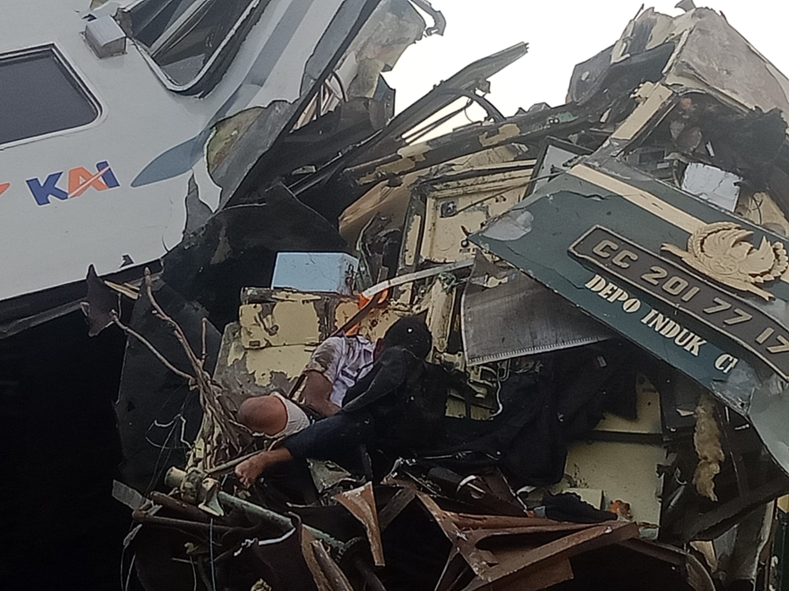 Tabrakan antara kereta api Turangga dan Kereta Api Bandung Raya, mengakibatkan masinis salah satu kereta api tersebut terhimpit badan kereta api