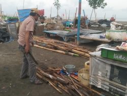 Angin Puting Beliung Memporak-porandakan 12 Warung di Pantai Sedari Karawang