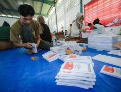 Melipat Surat Suara di KPU Kota Bandung sesuai Target Waktu