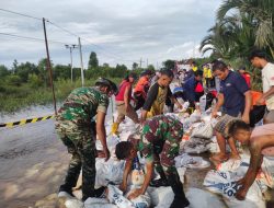 Akibat Terdampak Banjir, Anggota Koramil 1012-10/Dusun Bantu Kesulitan Rakyat
