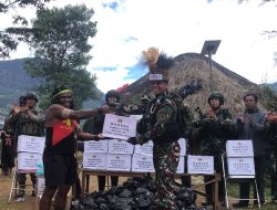 Dansatgas TNI 300 Siliwangi Distribusikan Bansos Danrem 173/PVB Untuk Warga Gome Papua 