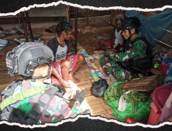 Patroli di Tengah Wilayah Konflik, Prajurit Satgas Yonif 623 Bagi Sembako