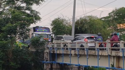 Pemandangan saat macet lalu-lintas di Jembatan Ngabetan