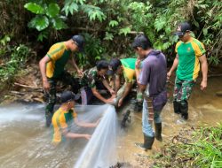 Satgas Yonarmed 10 Kostrad Bantu Warga Perbaiki Saluran Pipa Air Bersih