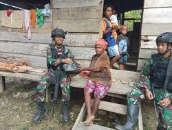 Satgas Yonif 623 Bagikan Sembako Untuk Warga Papua