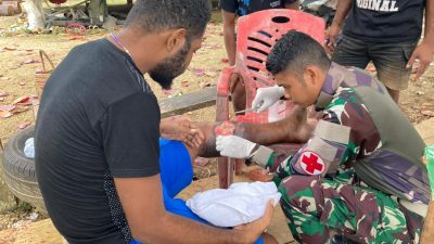 Takes Satgas Yonif 122/TS, Gerak Cepat Berikan Perawatan Luka Infeksi Pada Masyarakat Kampung Mosso