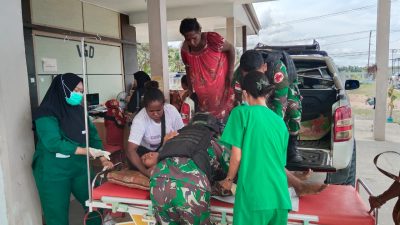 Gerak Cepat Personel Kesehatan Satgas Yonif 122/TS Mengevakuasi Ibu Hamil Yang Mengalami Pendarahan