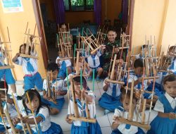 Tanamkan Bakat Seni Sejak Dini, Satgas Yonif 122/TS Ajarkan Dasar Seni Alat Musik Angklung di TK Pir IV Papua