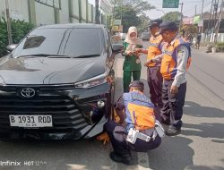 Dishub Bidang Lalulintas Kota Cimahi Dan TNI-POLRI Gembok Kendaraan Parkir Liar Di Bahu Jalan