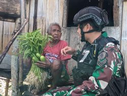Yonif 623 Bagikan Sayur hasil kebun ke Warga Sekitar Pos Konja