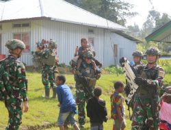 Datangi Honai Warga, Satgas 323 Buaya Putih Bagikan Sembako