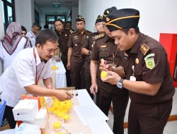Kajati Jabar Katarina Endang Sarwestri, S.H., M.H mengawali tes urin: karyawan Kejati dan Kejari harus di tes semua