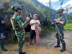 Satgas Yonif 323 Kembali Berikan Bantuan Pakaian Kepada Masyarakat Kampung Wuloni
