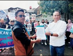 PWI Se Bandung Raya Geruduk PWI Jawa Barat Orasi Turunkan Ketua Umum PWI Pusat Dan Laksanakan KLB Segera