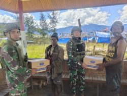 Satgas Yonif 323 Buaya Putih Berikan Sembako Sebagai Wujud Peduli Dengan Tokoh Masyarakat