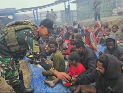 Warga Delit Antusias Kibarkan Merah Putih Bersama Prajurit Habema