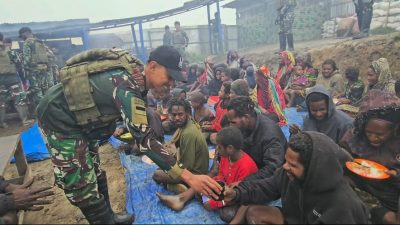 Warga Delit Antusias Kibarkan Merah Putih Bersama Prajurit Habema